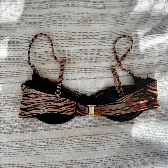 ASOS South Beach mix and match monowire bikini top in tiger animal print - Picture 4 of 5